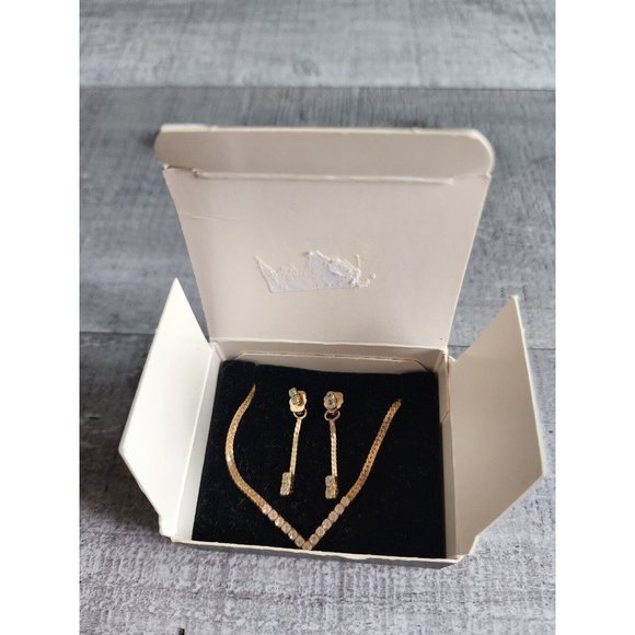 Vintage Avon Sparkling Crystal V-Shaped Necklace And Dangle Earring Set, In Box - Picture 2 of 8